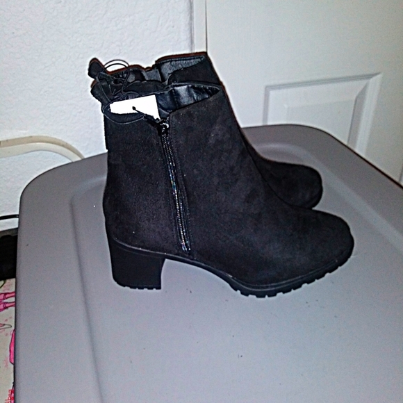 NWT Black Suede Booties, size 8 - Picture 4 of 5